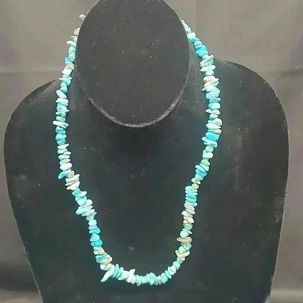 Vintage vibrant blue 20-in turquoise chip strand necklace